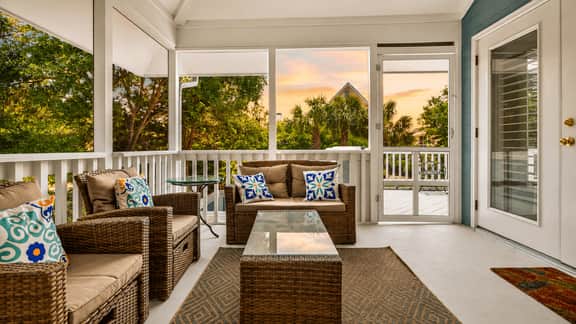 Isle Be There by AvantStay | Shared Pool + Pickleball Court + Sunroom + Deck  | Walk to the Beach