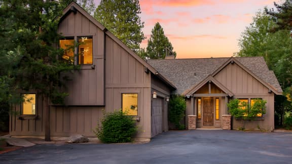 Klamath by AvantStay | Premier Lakeside Cabin w/ Spa, Fire Pit & Lake Views