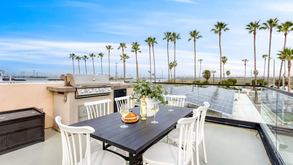 Velvet Sand I by AvantStay | Steps to Newport Beach | Private Rooftop w/ Outdoor Kitchen & Hot Tub!