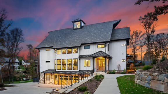 The Grand on Greenbay-7 bedrooms | Sleeps 20 | Modern new build