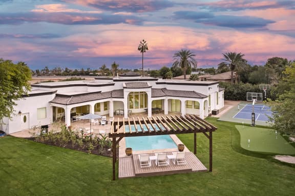 Sleeps 19, 7BDR Estate! Sports Court, Putting Green, Pool | Farrier by AvantStay