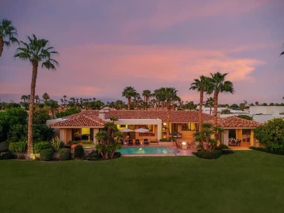 Moonshine by AvantStay | Modern & Stylish Estate w/ Bar, Fire Pit & Hot Tub | 5 bd
