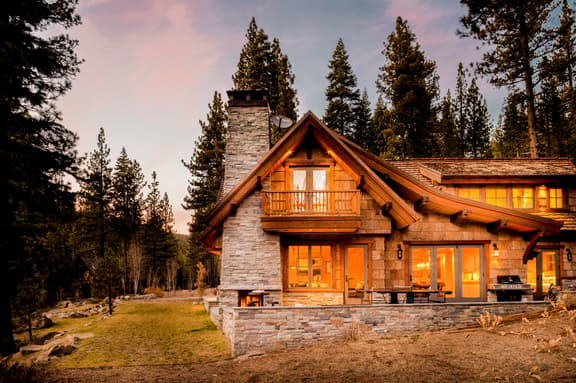 Hunter by AvantStay | Award-Winning Riverfront Cabin | 5 Minutes from Palisades