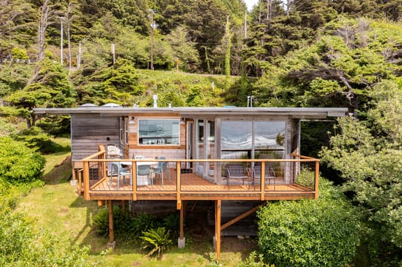 Sunset Cove by AvantStay | Beachfront w/ Balcony!