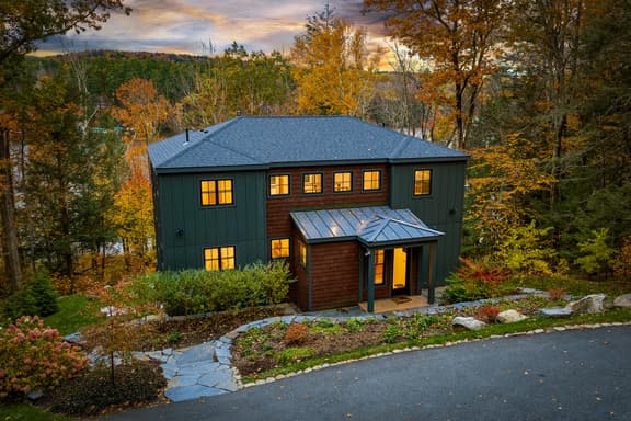 Forget-Me-Not by AvantStay | Bold Lakefront Escape