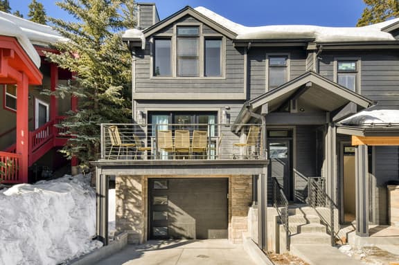 Webster by AvantStay | Central Location w/ Hot Tub and Patio