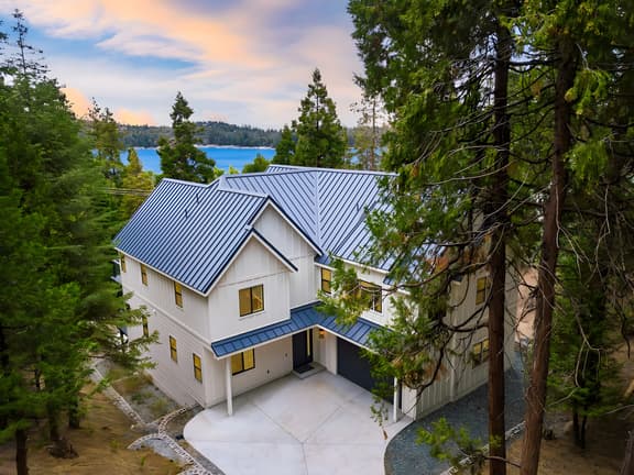 Luxury Retreat, 5mins to the Lake | Game Room + Fire Pit | Howlite by AvantStay