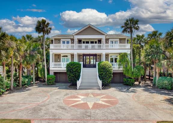 114 Ocean Boulevard by AvantStay | Beachfront | Infinity Pool | Basketball Court | Recently Renovated!