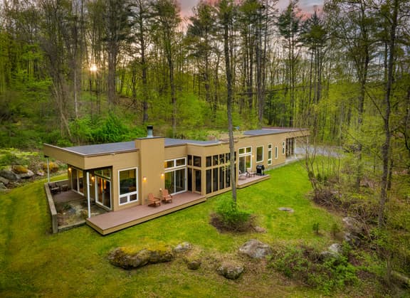 Secluded + Modern | Enclosed Patio, Forest Views | Woodland Zen by AvantStay