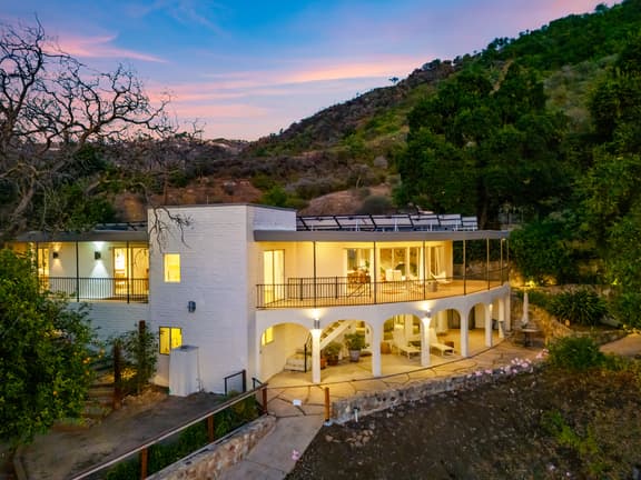 Sleeps 10, Luxe 2 Homes Malibu Hills Retreat | Cielo Estate by AvantStay