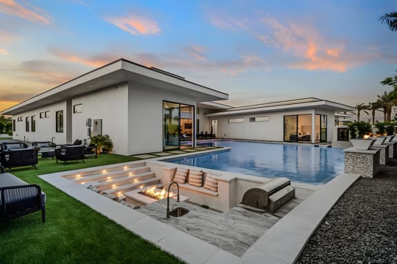 Sleeps 20 | Pool & Pickleball | Villa Near Golf, Dining & Fun | Bravo Villa #2 by AvantStay
