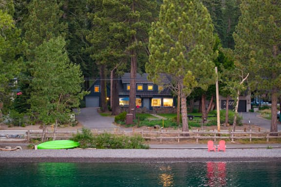 West Shore Lake House by AvantStay | Ski Cabin + Guest House | Lake Views + Lounge Seating + Alfresco Dining | 15 min to Palisades