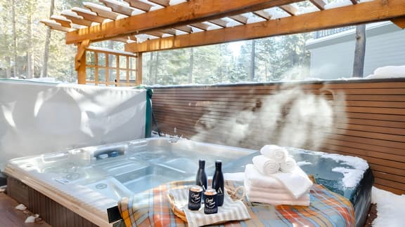 Base Camp by AvantStay | Magical Cabin w/ Sauna, Hot Tub & Close to Snow & Golf