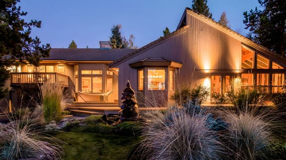 Sunriver by AvantStay | Cozy Mountain Home w/ Indoor Pool and Hot Tub