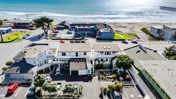 Ocean View Cayucos Bungalow w/ Courtyard Lounge, Patio & Beach Access
