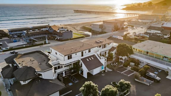 2BR Coastal Gem w/ Ocean Views + Shared Firepit Lounge Near Cayucos Pier