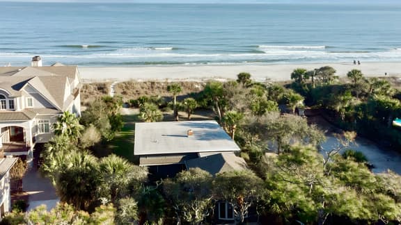 Sandpiper by AvantStay | Gorgeous Beachside Home + Sunroom + Foosball + Hammock | Steps to Beach + Outdoor Dining