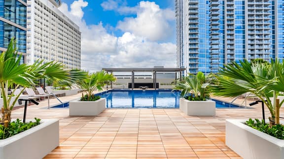 Honolulu Luxury Condo w/ Resort Amenities & Private Courtyard Access