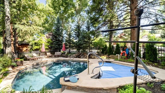 Aspen Hideaway by AvantStay | Walk to Aspen, Near Slopes + Pool & Hot Tub Access