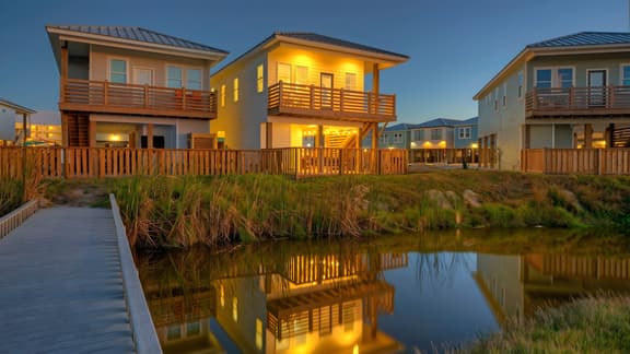 361 Bayview by AvantStay | Pool, Firepit + Pond View • Golf Cart-Friendly Boardwalk to Beach