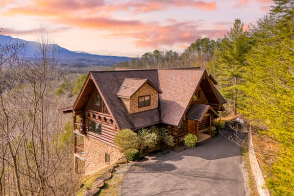 Sleeps 21 • Luxury Cabin w/ Panoramic View, Hot Tub, Game Room | Pinnacle Chalet