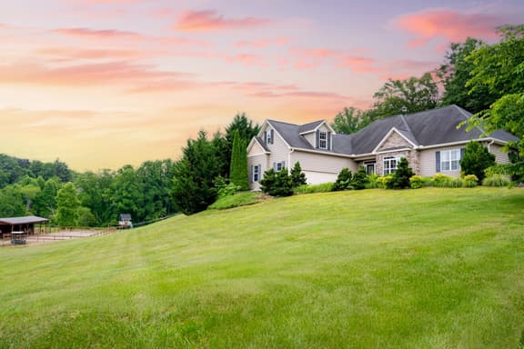 Fairview Vista by AvantStay | 10 Mins to Asheville