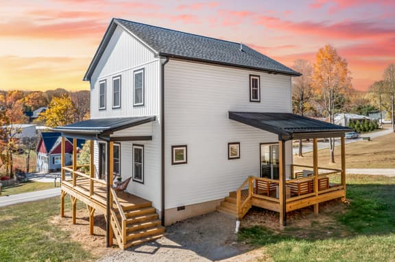 10 Mins to Downtown • Deck w/ Fire Pit • Modern Haven | Bradford by AvantStay