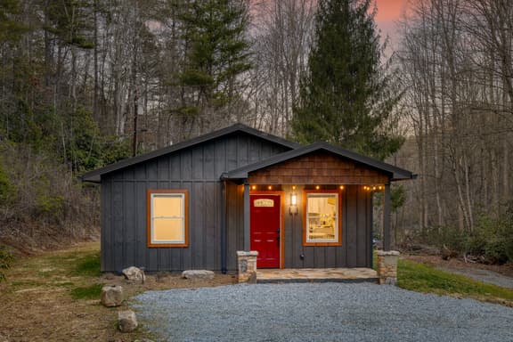 Bear’s Place by AvantStay | Cozy Mountain Cabin in Brevard + Firepit