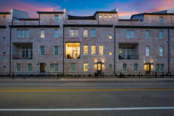Town Lake Townhouse by AvantStay  | Hot Tub, Game Room & Skyline Views