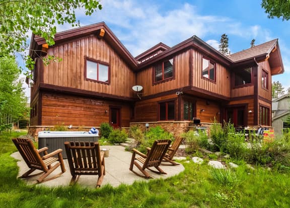Peak 8 by AvantStay | Spacious Modern Cabin w/ Hot Tub & Views