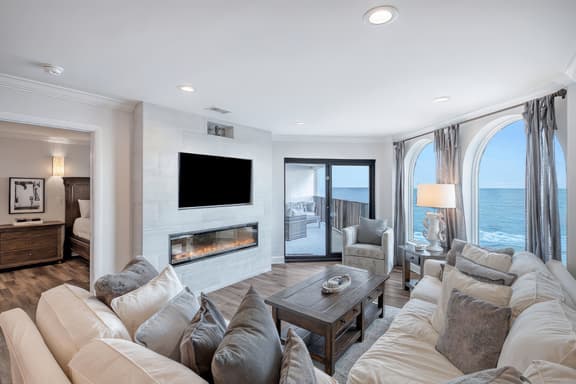 412 Seascape by AvantStay | Oceanfront + Balcony