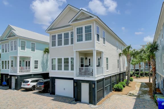6 10th Avenue by AvantStay | 7BR Coastal Retreat • Walk to Front Beach + Shared Pool + BBQ Grill