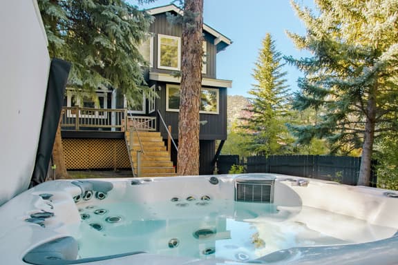 River House | Hot Tub + 15min to Downtown & Skiing