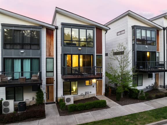 Luxe 4BDR w/ Balcony & Parking, 10 Mins to Broadway | 9th Avenue by AvantStay