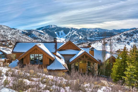 Telemark Luxury Retreat by AvantStay | Stunning Views w/ Hot Tub, Theatre Room and Pool Table!