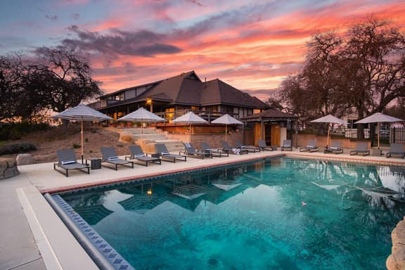 Cathedral by AvantStay | Charming Secluded Estate w/ Sauna, Pool Table & Views of the Rolling Hills