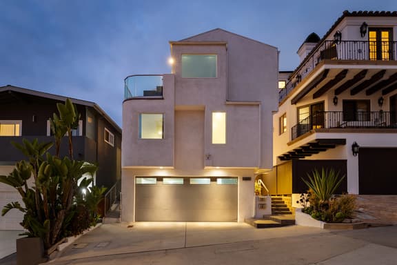 Walk to Manhattan Beach Pier, Ocean Views, Balcony, & Peloton | Casa Del Mar by AvantStay
