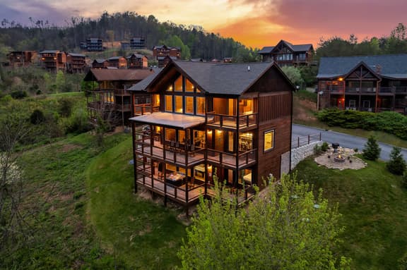 Smoky Horizon by AvantStay Game Room, Movie Theater, Deck w Hot Tub Views!