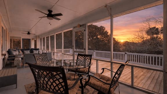 Family Tides by AvantStay | 1 Block to the Beach + Game Room + Large Deck  | Near Center Street