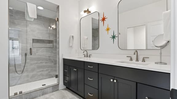 That ’70s Show by AvantStay | Skyline Views + Rooftop Hot Tub + Bumper Pool | Mins to Broadway + Nissan Stadium + Germantown