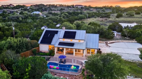 Bonham Retreat by AvantStay | Non-Toxic Wellness Home + Recording & Podcast Studios + Infrared Sauna | Pool + Firepit | Hill Country
