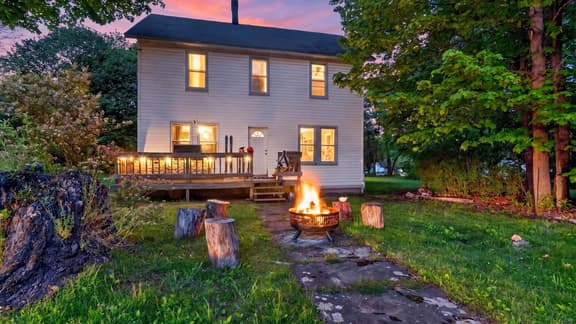 The Klondike by AvantStay | Sleeps 20 | Historic Catskills Lodge • Firepit • Near Lake + Skiing