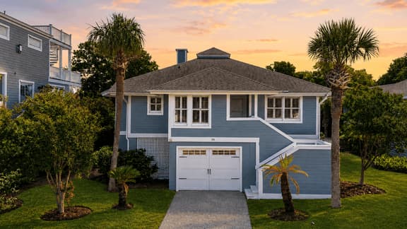 Isle Be There by AvantStay | Shared Pool + Pickleball Court + Sunroom + Deck  | Walk to the Beach