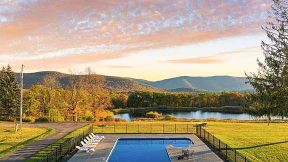 Mountainview Estate - Main House by AvantStay | Pool + Hot Tub + Canoe + Outdoor Dining + Game Room | Near Windham Mountain